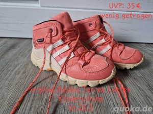 mehrere Adidas Kinderschuhe