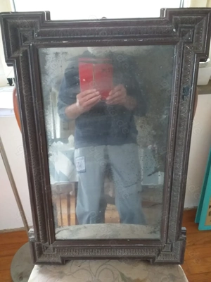 Alter blinder Spiegel im Holzrahmem