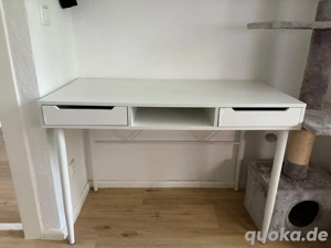 Schöner, praktischer Schreibtisch in Weiß