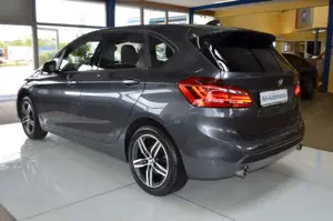 BMW 220 i Sport Line Active Tourer AUTOMATIK / XENON Bild 3