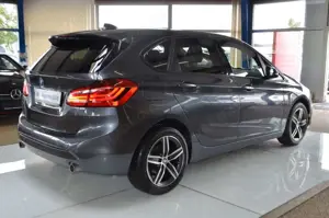 BMW 220 i Sport Line Active Tourer AUTOMATIK / XENON Bild 4