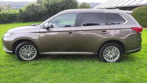 Mitsubishi Outlander 2.4 4WD Plug-In Hybrid Plus Intro