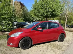 Peugeot 208 208 120 VTI Automatik Allure Bild 2