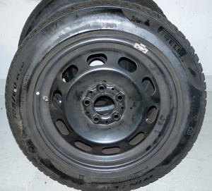 Vier Winterräder der Marke BMW, Modell 1er F40, in 16 Zoll, mit Pirelli-Reifen der Dimension 195 60 