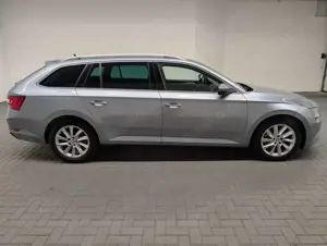 Skoda Superb Combi Bi-Xenon/Navi/SHZ/PDC/elHeck/Canton Bild 5