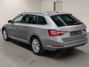 Skoda Superb Combi Bi-Xenon/Navi/SHZ/PDC/elHeck/Canton Bild 3