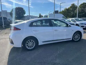 Hyundai IONIQ Trend Hybrid Bordcomputer Bremsassist EinpakhF Bild 5