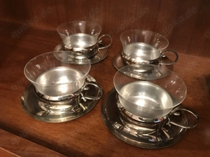 Set von vier Teegläsern mit Halter aus Edelstahl