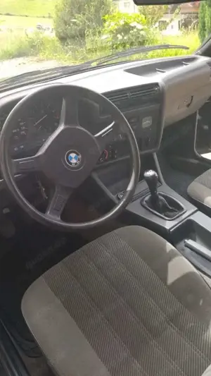 BMW 320 320i Bild 2