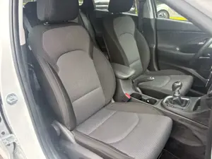 Hyundai i30 cw Select Euro 6 Alu TÜV /AU Neu Bild 3