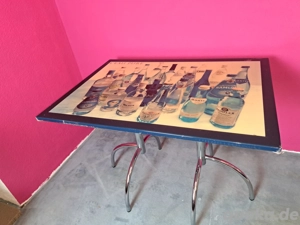 Bistrotisch blau mit Motiv Wasserflaschen