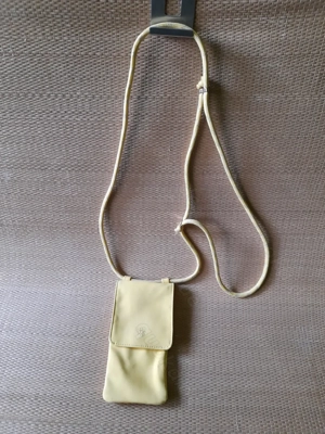 Kleine gelbe Handy-Tasche