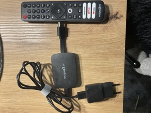 waipu.tv 4K Stick | Inkl. Fernbedienung mit Schnellwahltasten (mit TV-Steuerungstasten