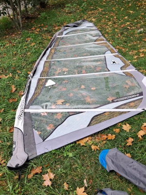 Für Surfer: zwei Segel, Mast und Gabelbaum