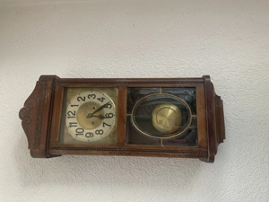 Wanduhr mit Pendel und Schlagwerk 