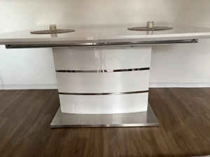 Schöner ausziehbarer Esstisch in weiß :) 