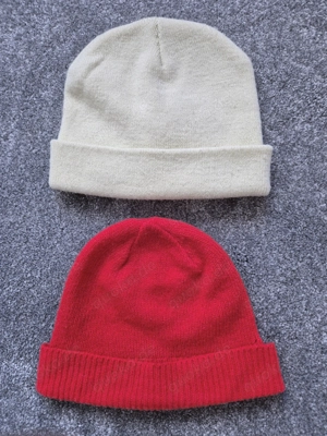Mütze rot und Mütze naturweiß je 2 Euro