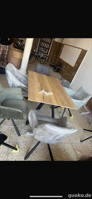neue Tisch mit neue stuhle
