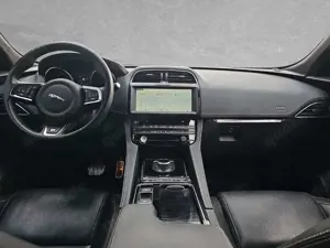 Jaguar F-Pace 20d R-Sport Bild 5
