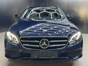 Mercedes-Benz E 300 Exclus NIGHT+WIDES+PANO+MULTIB+HEAD+VOLL Bild 2