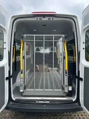Volkswagen Crafter 35 mittellang Hochdach Rollstuhl Rampe
