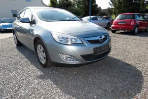 Opel Astra J 1.6 Design Edition NAVI Klima PDC AHZV