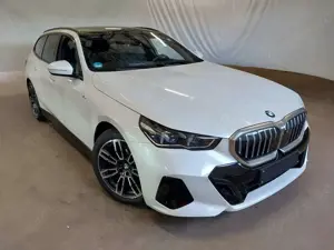 BMW 520 d M Sport LED/LEDER/AHK/HUD/PANO/RFK/WIDESCREEN Bild 2