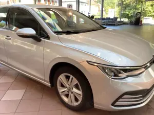 Volkswagen Golf VIII Lim. Life eTSI ACC*NAVI*LED*AHK*RFK*VC