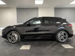Porsche Cayenne Turbo Matrix Pano Allradlenkung ACC AHK Bild 5