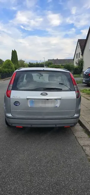 Ford Focus Turnier 1.6 Ti-VCT Ghia Bild 2