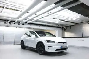 Tesla Model X Plaid 1. Hand weiss/weiss