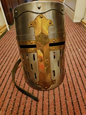 Ritterhelm aus Stahl 