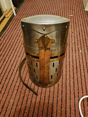 Ritterhelm aus stahl