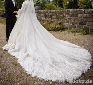brautkleid mit langer schleppe