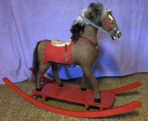 Antikes Holz-Schaukelpferd auf einer Wippe