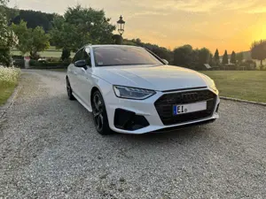 Audi A4 Audi A4 Avant S line 40TFSI quattro – ACC Matrix