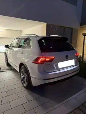 Volkswagen Tiguan 2.0TDI R-LINE 4M KEYLESS/PANO/A.LED/HEADUP/ALU/AHK
