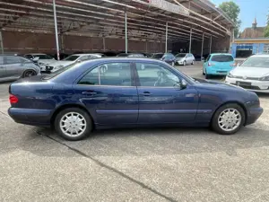 Mercedes-Benz E 220 CDI CLASSIC/AUTOMATIK/LEDER/EL.FENSTER Bild 4