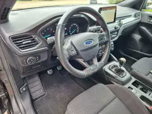 Ford Focus Lim. ST-Line+KLIMAAUTO+NAVI+FSHZ+SHZ+AHK+ Bild 4