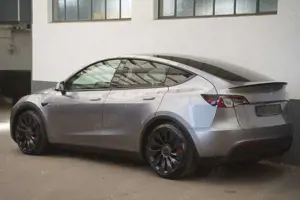 Tesla Model Y Performance *innen weiß*1.Hand* Bild 4