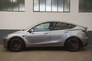 Tesla Model Y Performance *innen weiß*1.Hand* Bild 3