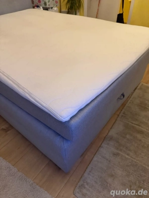 Boxspringbett mit Bettkasten.