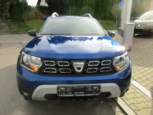 Dacia Duster Celebration 4WD TCE 150 Navi Kamera PDC Alufelgen Bild 2