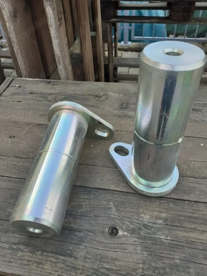 Zwei Bolzen für Bagger oder Radlader abzugeben