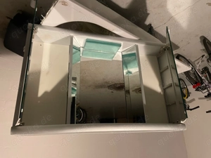 Waschbecken, Badewanne und Spiegelschrank