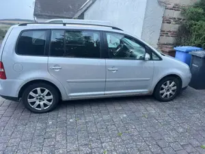 Volkswagen Touran 1.9 TDI DPF DSG Conceptline