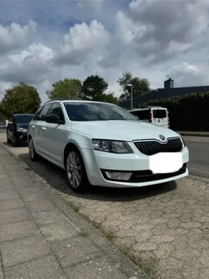 Skoda Octavia Combi 2.0 TDI DSG Edition Bild 2