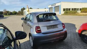 Fiat 500e 3+1 42 kWh Allwetterräder, Klima, SOH 98% Bild 4