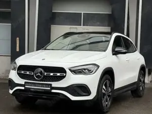 Mercedes-Benz GLA 200 Night LED Distronic Standheizung Kamera