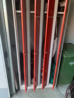 Stahlschrank mit Ablage 